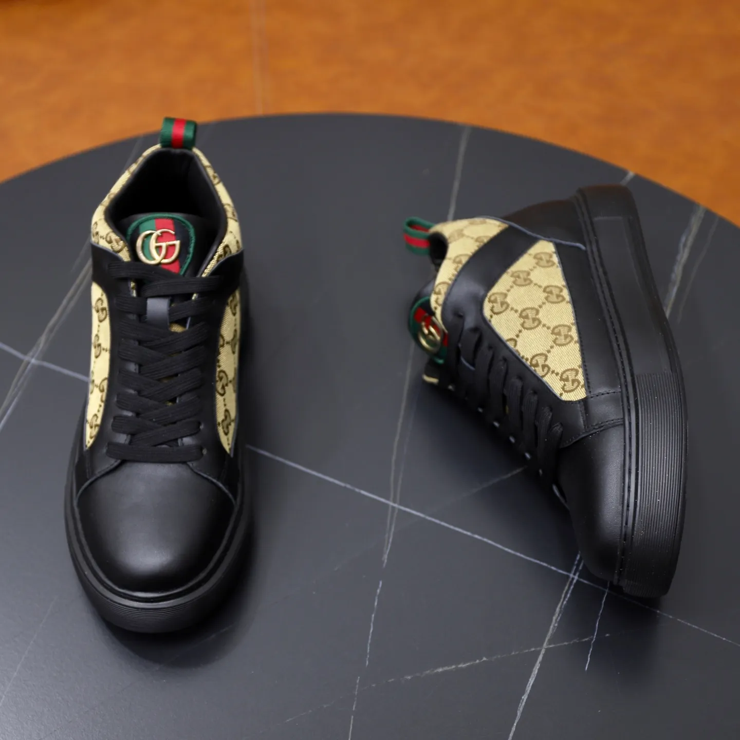 Ex-factory price: 462💰🙅‍♂️🙅‍♂️🙅‍♂️ Brand: Gucci GUCCi Standard code: 38-44 (45 customized) Grade: Same as the official website Material: Original cowhide material spliced with brand cloth Comfortable and breathable lining Lightweight and wear-resistant sports outsole Style category: Men's fashion casual shoes Running sports shoes Distinguished luxury brand elements Top luxury color: actual picture color